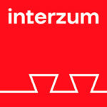 Das Logo ist ein international geschütztes Warenzeichen. Das Nutzungsrecht für Journalisten ist auf die Berichterstattung über diese Messe beschränkt. Form und Farbe dürfen nicht geändert werden. The Logo is an international trademark. Journalists Logo Interzum 2021